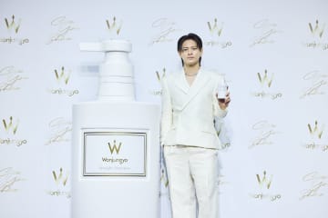 平野紫耀 純白のスーツで明かした自身のピュアエピソード「全部信じてしまうので、ドッキリにはかけないで」