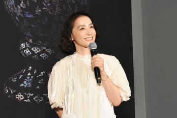 篠原ともえが来阪「圧倒的な」…正倉院宝物から着想、新ドレス制作