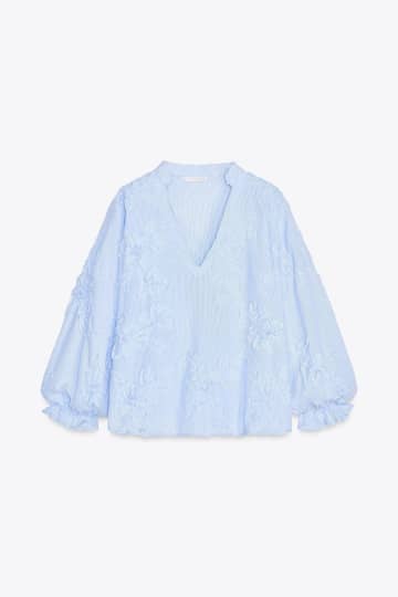 【ZARAの淡ブルー】がオシャレ！ 40・50代が着たい「垢抜けブラウス」