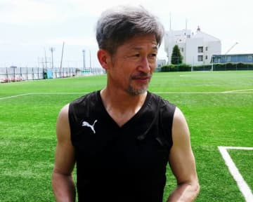 「会うだけで元気が出る。そんな人っていないよ」中村俊輔コーチもしみじみ。カズへの変わらぬ敬意。練習前に談笑する姿も