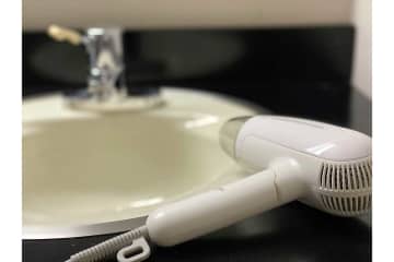 コードがブツリ…サウナで高級ドライヤー盗難被害、大胆な犯行に「嫌がらせヤバ…」とネット衝撃