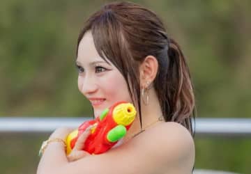 白ギャル高3美女「一緒にプール入りたいな」可愛すぎるお誘い！初日から水着デートでドキドキの展開に『今日好き』ハロン編第1話