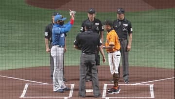 【きょうの1シーン】巨人戦初戦は両手でハイタッチ　新庄監督のテンションに阿部監督もタジタジ？