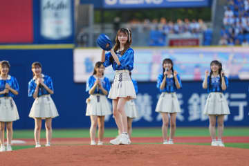 【DeNA】試合前セレモ二アルピッチにAKB48の千葉恵里さんが登場！