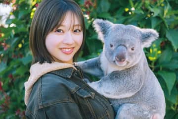 日向坂46・富田鈴花、コアラとかわいすぎる2ショット　1st写真集先行カット公開