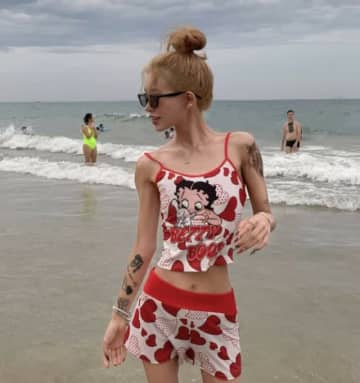 “女優故チェ・ジンシルさん娘”チェ・ジュンヒ、あまりにも細すぎでは？41kgの体…タトゥーも視線強奪