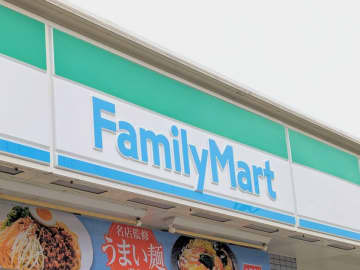 ファミマの地域限定「神パーカー」がハイレベル！撥水・軽量・スマホサイズになる名品だったよ♪