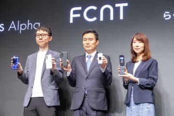 FCNTの「arrows Alpha」と「らくらくホン F-41F」発表会、“買いやすい”8万円台のハイエンドモデルの性能は