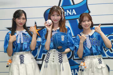 AKB48の16人がハマスタジャック！ 横浜出身・千葉恵里が初のセレモニアルピッチに「度会選手と入江選手に教えてもらって頑張れました」