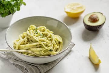 料理研究家リュウジ、”過去一ヤバい”『アボカド冷製パスタ』の作り方を公開！”猛暑にぴったり”冷製・絶品レシピに主婦も大絶賛「夏はそうめんの次にこういうのがイイ！」「アボカドに辛いって相性いいんですね」