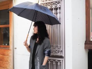 梅雨のおしゃれどうしてる？スタイリスト流「雨の日コーデ」3つのヒント