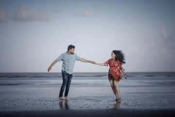 「付き合ってから好きになる」vs「好きだから付き合う」"好き"より"安心感"で始まる恋、アリかナシか？