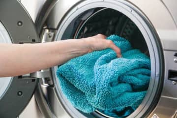 知ってる？ティッシュを洗濯機で洗ってしまった時の簡単な救済法。“アレ”を使えばきれいに取れる