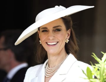 キャサリン妃、さわやかな全身白ルックで2年ぶりにガーター勲章授与式に参加