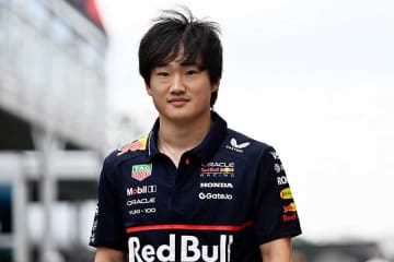 F1角田裕毅、超独特ファッションに海外騒然「お父さんからもらったのか？」　NY上陸で視線集中「かわいいな」