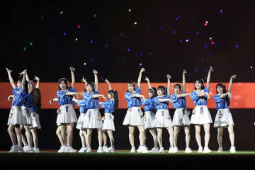 野球場でアイドル爆走「フォームめちゃくちゃキレイ」　チアとの“ミニスカ対決”にファン熱狂「だいぶ足速くない？」