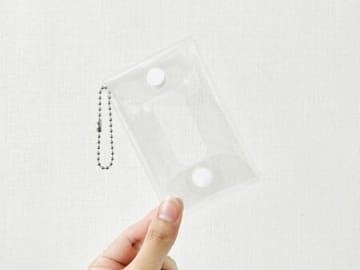 【セリア】話題のクリアポーチにNEWタイプ登場！？「真ん中に大きな穴」コレはいったいな〜に？