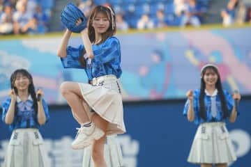 「可愛さが渋滞」国民的アイドルグループにハマスタ熱狂！豪快な“ワンバン”始球式に反響「DeNAめっちゃ羨ましい」「素敵な企画」