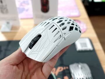 Pwnageのカーボン複合材採用ゲーミングマウス「Trinity CF」に新色Solid White