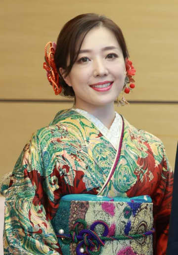 平原綾香「爆笑してしまいました」寝起きショットに驚きの声「ウソだろ…」「寝癖のプロ」
