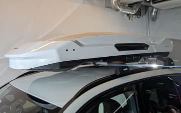 スーリー、限定100個のルーフキャリア「モーション3ホワイト」初公開 自動車用ドッグクレートやバギーラン用ベビーカーなど新製品を展示