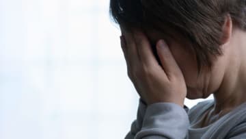 私、何もわからなくて…38年間連れ添った夫を失い悲嘆の62歳妻、遺族年金わずか「月9万円」に絶句。頼りは「残された資産5,000万円」だが、羞恥と後悔に沈んだワケ