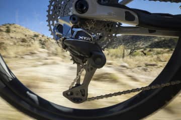 シマノMTB最上位コンポーネンツ「XTR」が電動ワイヤレス変速に進化　メリダMTBに搭載