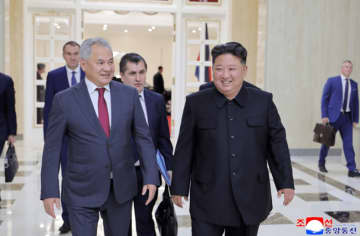金正恩朝鮮労働党総書記がロシア連邦のセルゲイ・ショイグ安全保障会議書記と会見
