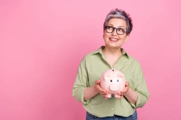「一人暮らしの60代」です。貯蓄が「300万円ほど」しかないのですが、「平均」はどのくらいですか？