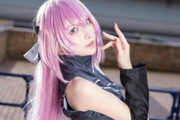 【コスプレ】スラリと伸びる手足と美しいポージングが作り出す圧巻の歌姫オーラ！立ち姿が絵になる巡音ルカが凄すぎる【写真10枚】