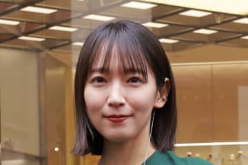 「新メンバー？」吉岡里帆＆LE SSERAFIMの集合写真が大反響「違和感全くない」「センターの里帆ちゃん可愛い」お揃いへそ出しコーデ