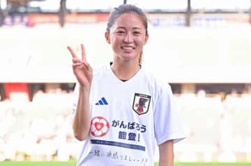 「素敵」「サングラスの中に」なでしこ清水梨紗、“肩出しキャミワンピ姿”のプライベートショットに反響！「３枚目立たされてる（笑）」