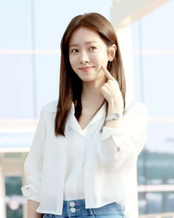 女優ハン・ジミン、天使の指差しポーズに胸キュン…空港ファッションも清純そのもの