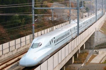 九州新幹線を運行するN700系8000番台の「普通車指定席のシートピッチ」は？【クイズ】