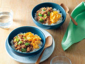 「さばみそそぼろ丼」ぐっち夫婦に教わる 2人で作る妊活ごはんレシピ