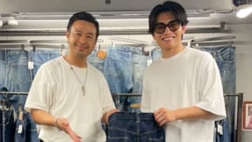 「サッカー選手の下半身！！」「ガッチリしてますね」上田綺世、ヴィンテージジーンズ探しで話題に