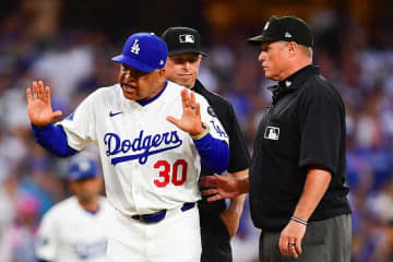 ロバーツ監督を退場させた審判と「ドジャースには因縁ある」　大谷死球後の中継で明かされた過去