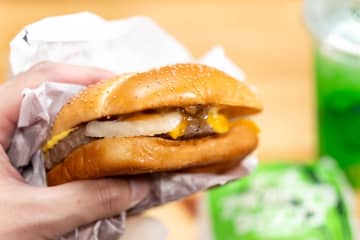 【ミニレビュー】マクドナルド「ジュラシック・ワールド バーガーズ」今日発売。さっそく食べてみた