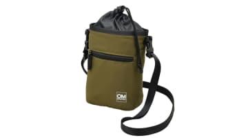 OM SYSTEMから「マルチパーパス トレイルカメラポーチ」登場。カメラ・レンズの傷つきを防止、リュックへの装着も可能