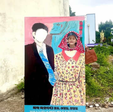 IU、顔パネルで記念ショットも！済州島で開催されたNetflix「おつかれさま」展示会を訪問