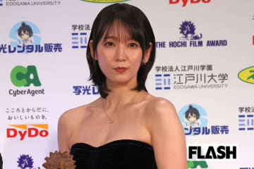 吉岡里帆が見せた「LE SSERAFIM」とおそろい“へそ出し”スタイルに「新メンバー？」ファン思わず絶賛