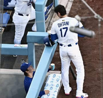 “尊敬のまなざし”山本由伸が投手復帰の大谷翔平を陰ながらフォロー　準備の短い時間にドリンクの差し入れ　試合後には「カッケェーーー」とSNS投稿