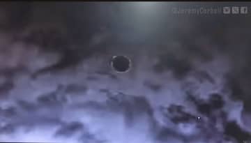 米軍関係者がとらえた空飛ぶ円盤型ＵＦＯ　米調査ジャーナリストが映像公開