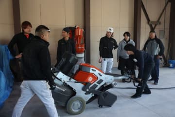 建設現場のエース＝多能工 育成プロジェクト始動！モノリスグループが土間・左官等“職人の勘”をデータ化しゆうき総業に全開放　ゆうき総業×モノリスグループが協業　東北地方の大型建設現場(野丁場)における、土間職人・左官職人の深刻な人手不足を解消