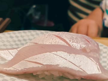 寿司の横にちょこんと…？　子供と一緒に回転寿司に来たら、粋なサービスが！