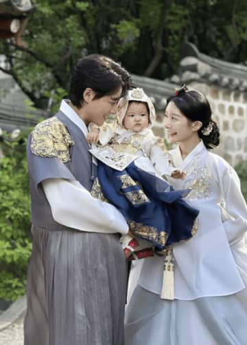 14歳年上の韓国人俳優と結婚した日本人女性、愛娘と家族写真を公開【PHOTO】