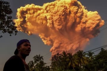 インドネシア火山噴火、上空１０キロに噴煙　バリ発着の数十便が欠航