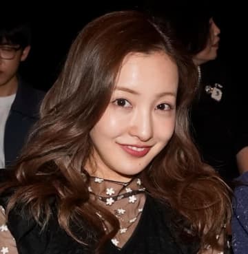 板野友美「なんでも話せる」元AKBメンバーとの2ショット公開→「青春そのもの」「またセンターになってほしい」ファン歓喜