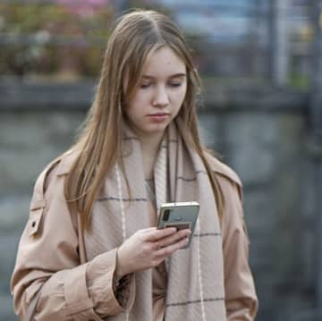 罰金制度が正式に決定　ながらスマホで1万2千円罰金　増加中の"ながら衝突"の恐怖とリスク