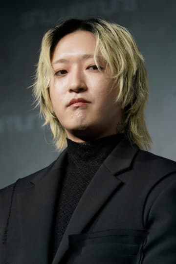 YOASOBI・Ayase、“愛する”人気タレントとの旅行2ショットに「ペアルックみたいで…」「幸せそうな二人」と反響